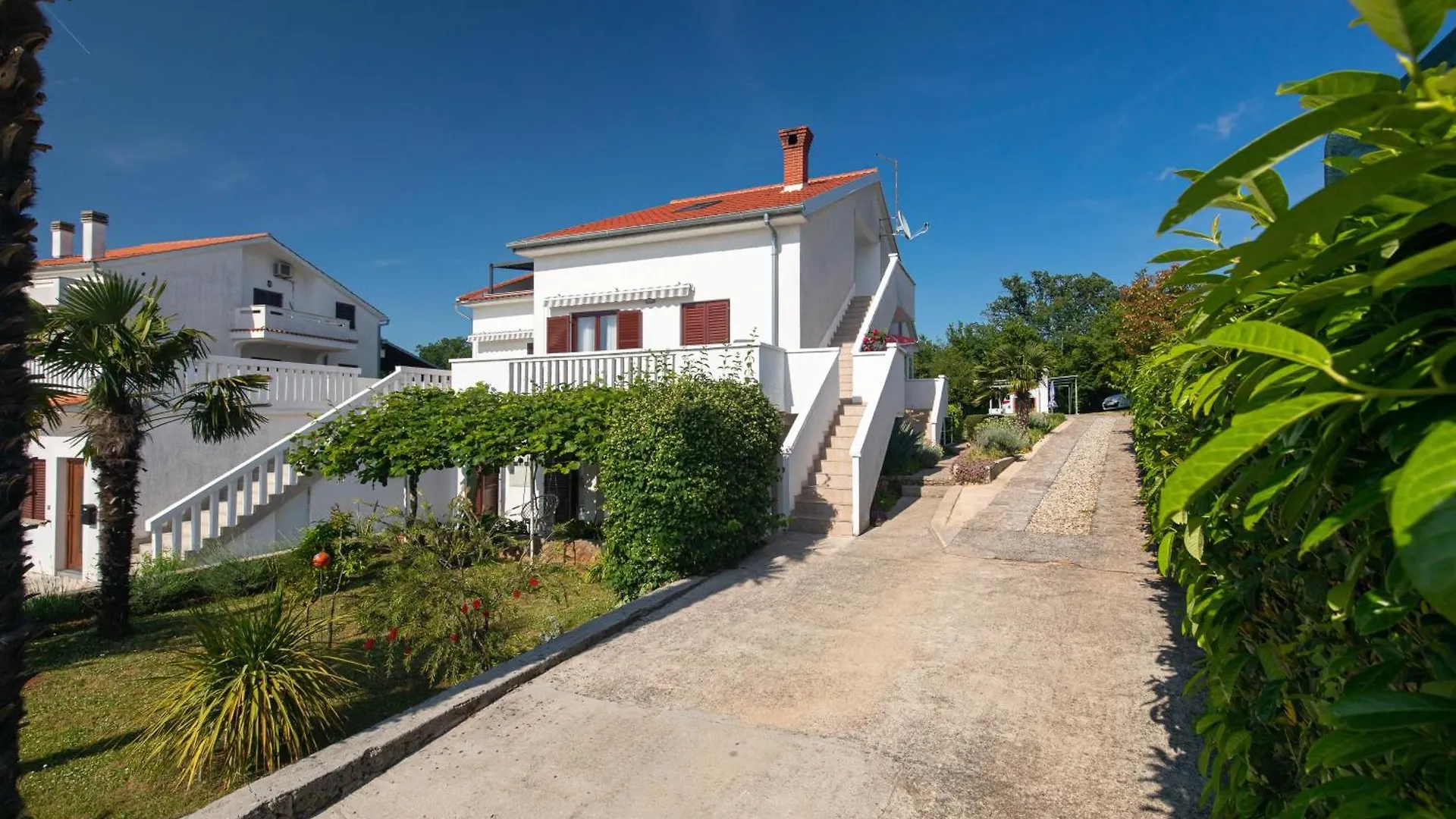 Affittacamere Apartments And Rooms With Parking Space Njivice, Krk - 17010